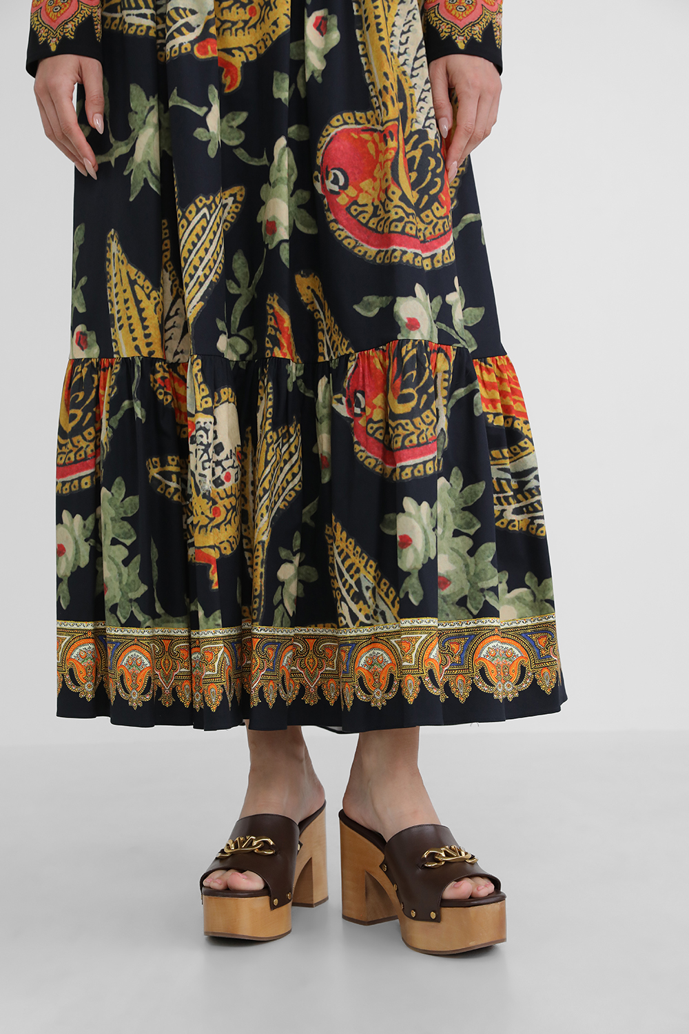 סנדלי עור עם סוליית עץ מוגבהת